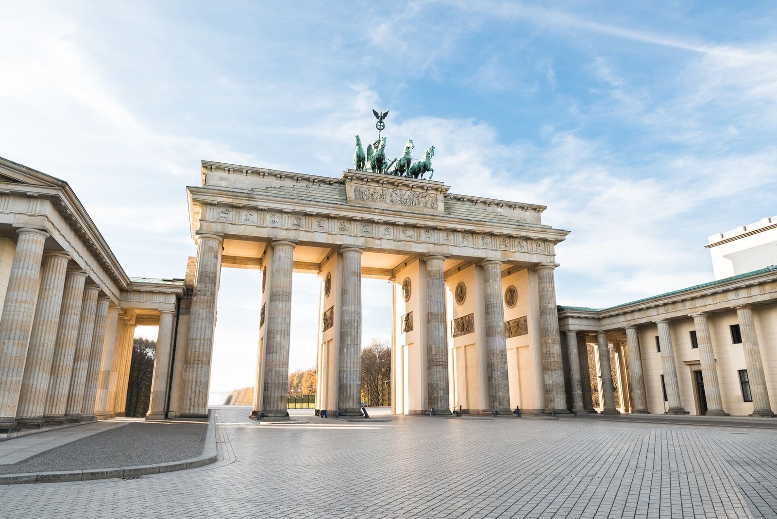 Large-View-of-the-Brandenburger-Tor-and-courtyard-in-Berlin-471063626